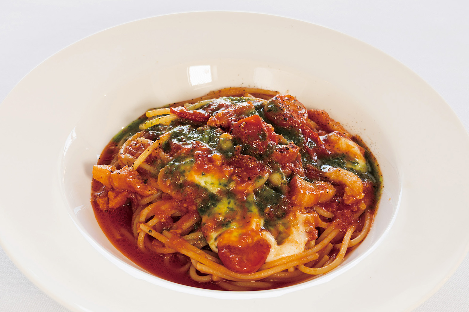 モッツァレラとバジルのトマトソース